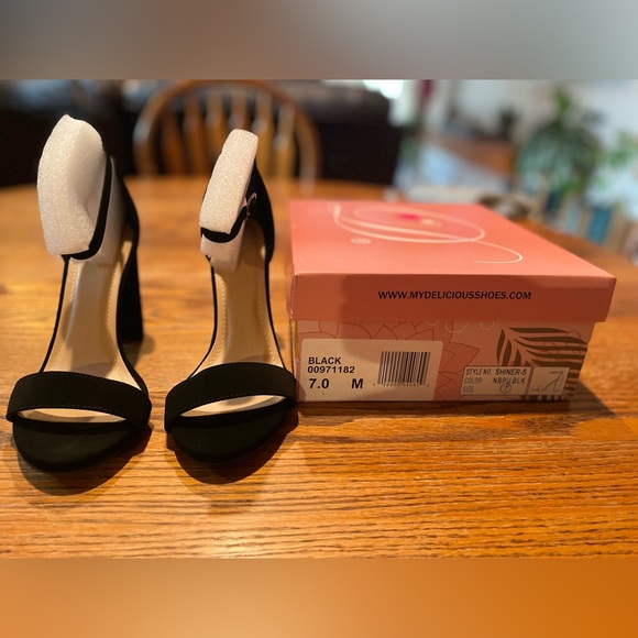 Women’s Soda Shiner Heel - Size 7. - Picture 5 of 5